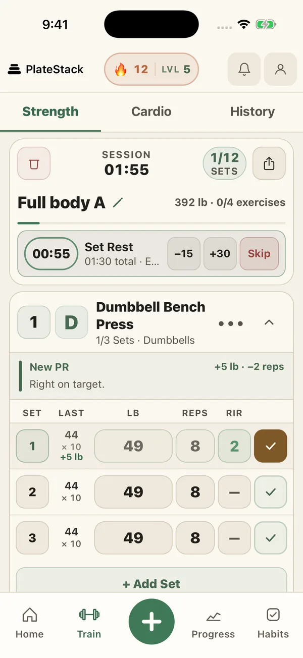 Active strength workout with prior weights, reps, RIR, and set controls
